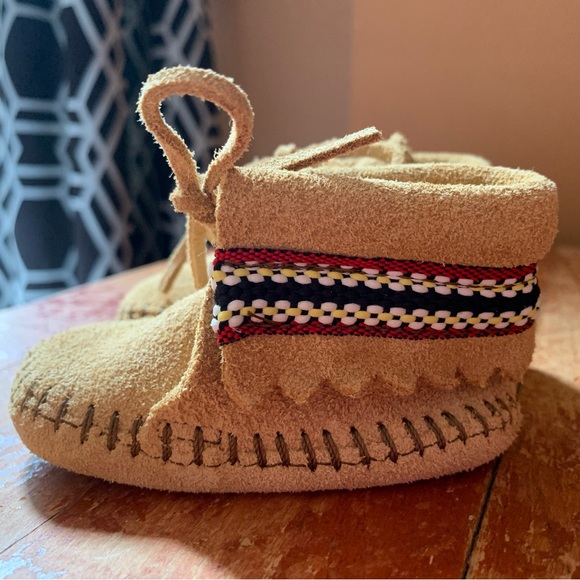 NWOB Baby Minnetonka Moccasin Booties - Picture 1 of 9